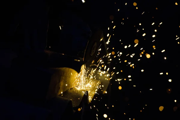 Șlefuire metalică pe țeavă de oțel aproape — Fotografie, imagine de stoc