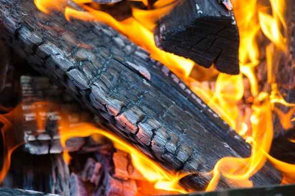 Flames and smoke from burning wood — Stock Photo, Image