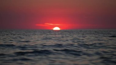 Güzel, berrak gün batımı İtalyan okyanusunun üzerinde..