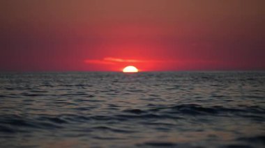 Akdeniz gün batımı büyüsü yavaş çekimde yakalanır.