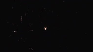 Şehrin üzerinde gece 4K dramatik havai fişek gösterisi.