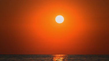 4K 'da gün batımı parlayan İdilik İtalyan kıyıları.