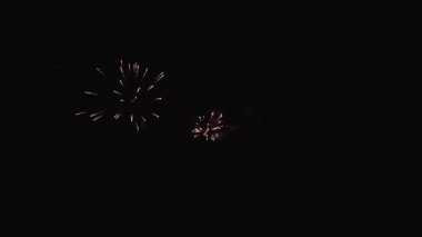 Parlak neşeli kıvılcımlar yavaş çekimde patlıyor.