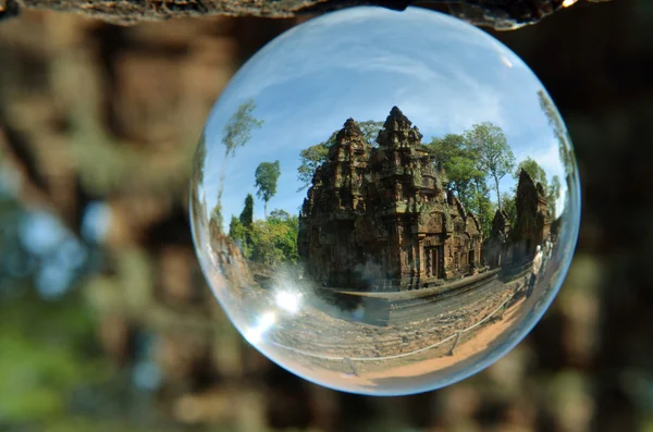 Kristallkula reflektioner av templet, Kambodja — Stockfoto