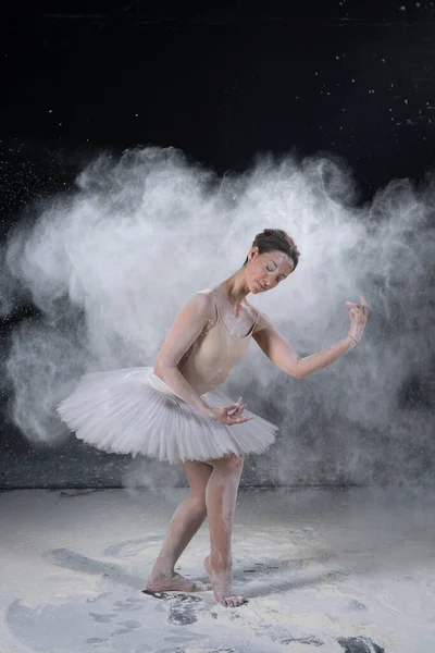 Joven Hermosa Bailarina Bailando Harina Blanca — Foto de Stock