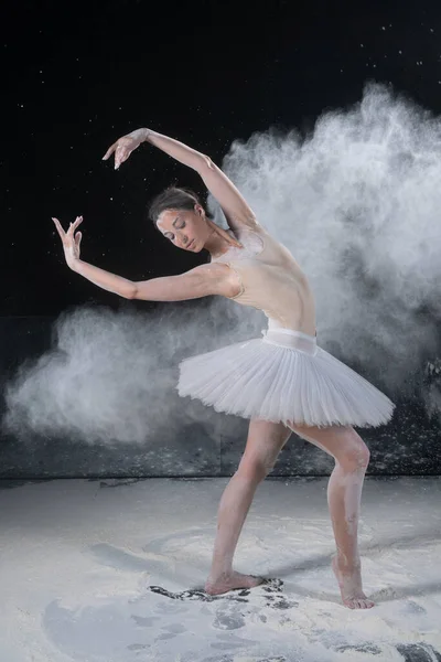 Genç Güzel Balerin Beyaz Içinde Dans Ediyor — Stok fotoğraf