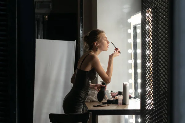 Young Beautiful Girl Standing Mirror Making — Stock Photo, Image