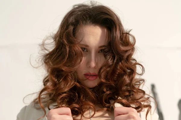 Retrato Uma Jovem Mulher Bonita Com Cabelo Macio Estúdio — Fotografia de Stock