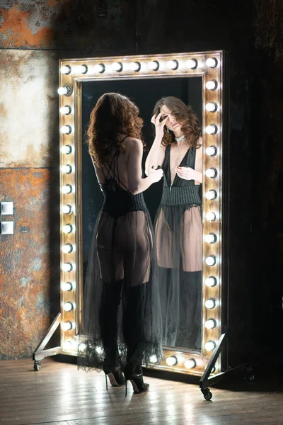 Young Beautiful Woman Pose Black Lingerie Studio Stands Front Mirror — Stock Photo, Image