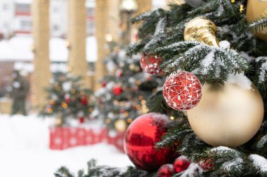 Dışarıda süslemeli yeşil ağaç