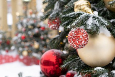 Dışarıda süslemeli yeşil ağaç