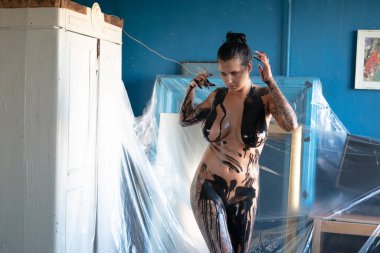 Stüdyoda çıplak genç ve güzel bir kadın pozisyonu