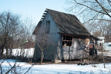 Kışın kalaslardan yapılmış eski ahşap ev
