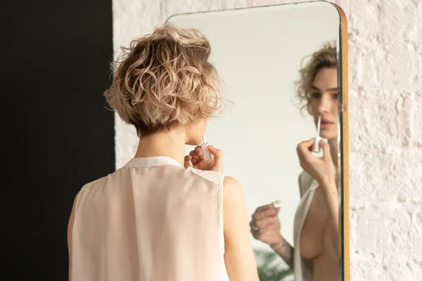 Giovane Bella Donna Dipinge Labbra Vicino Allo Specchio — Foto Stock