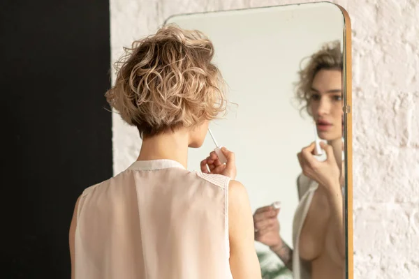 Giovane Bella Donna Dipinge Labbra Vicino Allo Specchio — Foto Stock