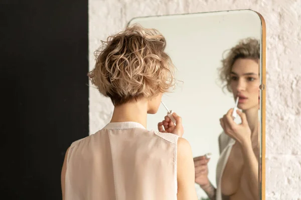 Giovane Bella Donna Dipinge Labbra Vicino Allo Specchio — Foto Stock