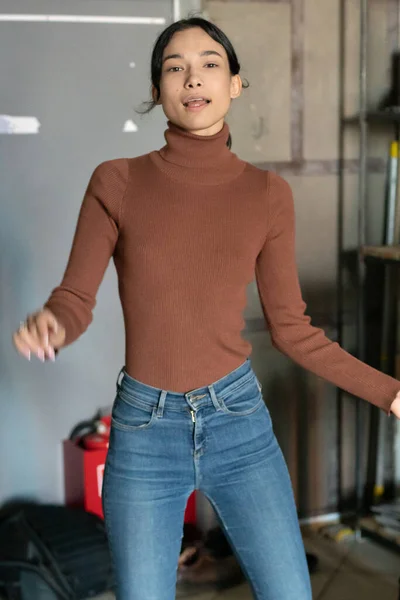 Młoda Piękna Kobieta Pozowała Brązowym Swetrze Dżinsach Studio — Zdjęcie stockowe
