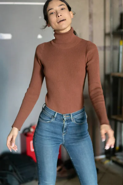 Młode Piękne Kobiety Pozujące Brązowym Swetrze Dżinsach Studio — Zdjęcie stockowe