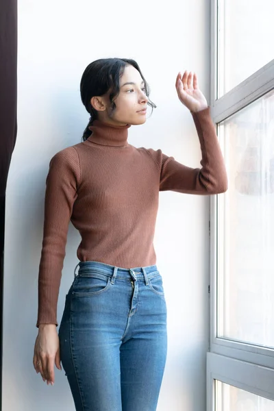 Jonge Mooie Vrouwen Poseren Bruine Trui Jeans Studio — Stockfoto