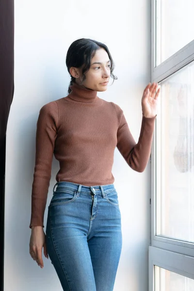 Jonge Mooie Vrouwen Poseren Bruine Trui Jeans Studio — Stockfoto