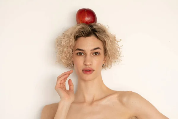 Porträt Einer Jungen Schönen Frau Mit Einem Apfel Auf Dem — Stockfoto