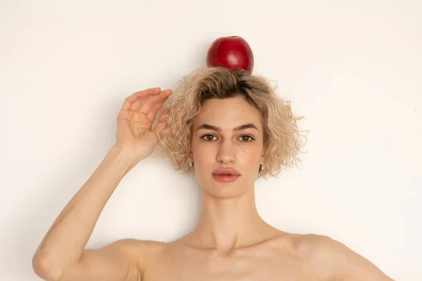 Porträt Einer Jungen Schönen Frau Mit Einem Apfel Auf Meinem — Stockfoto