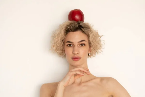 Porträt Einer Jungen Schönen Frau Mit Einem Apfel Auf Dem — Stockfoto