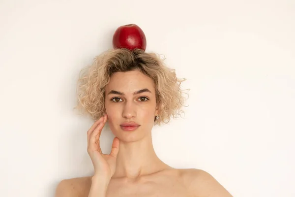 Porträt Einer Jungen Schönen Frau Mit Einem Apfel Auf Meinem — Stockfoto