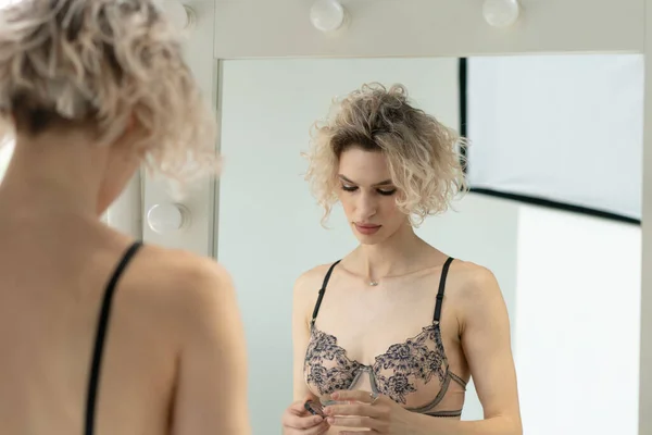 Junge Schöne Frau Steht Dessous Make Vor Dem Spiegel — Stockfoto