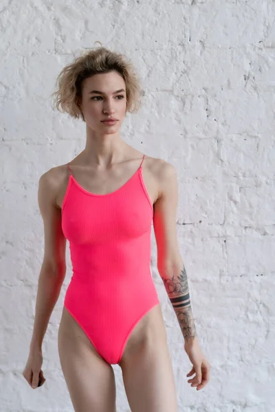 Ung Vacker Kvinna Poserar Rosa Body Suit Studio — Stockfoto