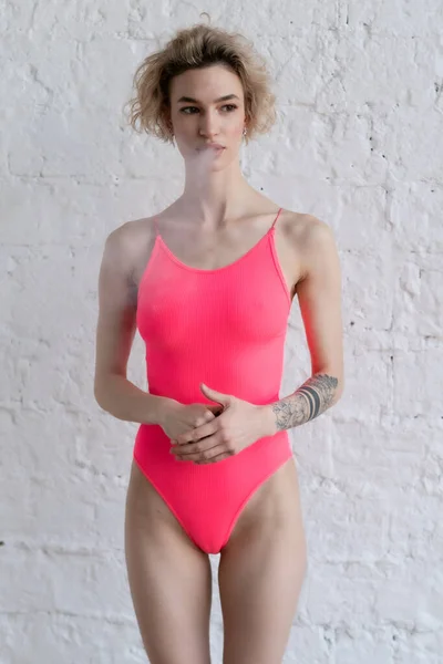 Jovem Bela Mulher Pose Rosa Bodysuit Estúdio — Fotografia de Stock