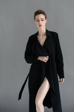 Stüdyoda siyah pelerinli güzel bir kadın.