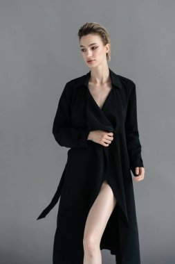 Stüdyoda siyah pelerinli güzel bir kadın.