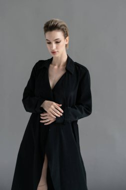 Stüdyoda siyah pelerinli güzel bir kadın.