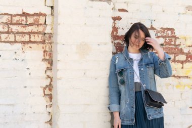 Yazın dışarıda kot ceketli güzel bir kadın poz veriyor.