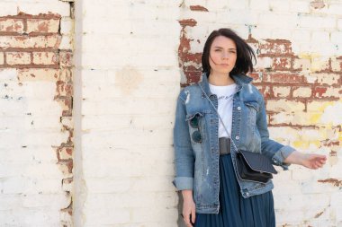 Yazın dışarıda kot ceketli güzel bir kadın poz veriyor.