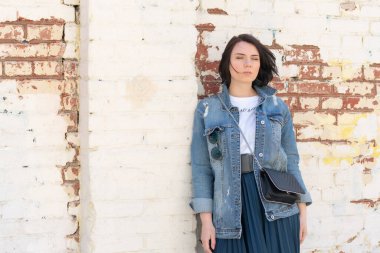 Yazın dışarıda kot ceketli güzel bir kadın poz veriyor.