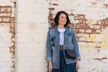 Yazın dışarıda kot ceketli güzel bir kadın poz veriyor.