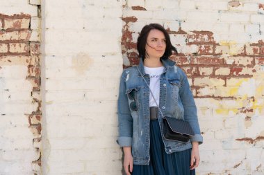 Yazın dışarıda kot ceketli güzel bir kadın poz veriyor.