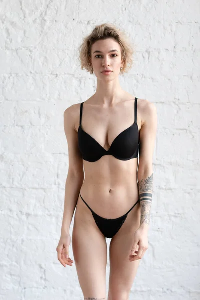 Genç Güzel Bir Kadın Stüdyoda Siyah Çamaşırlarıyla Poz Veriyor — Stok fotoğraf