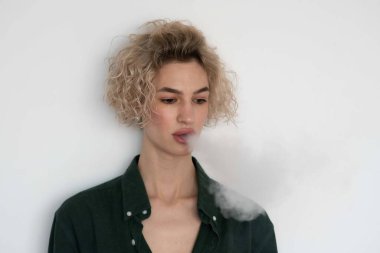 Stüdyoda beyaz saçlı kadın portresi