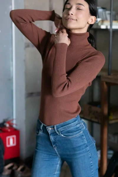 Young Beautiful Woman Posing Sweater Jeans Studio — Zdjęcie stockowe