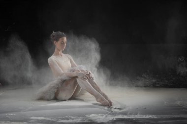 Beyaz un içinde dans eden güzel balerin.