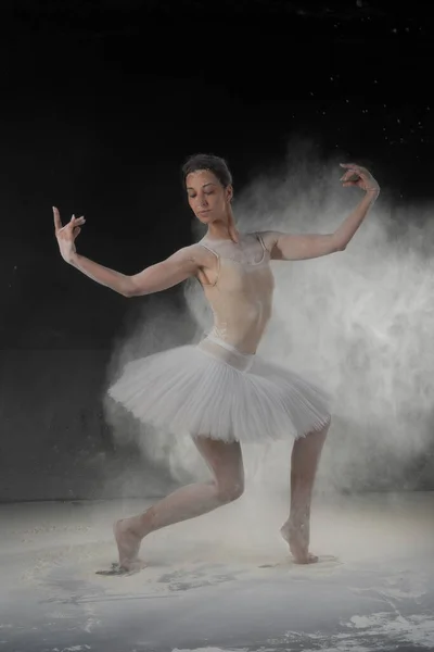 Bela Bailarina Dançando Farinha Branca — Fotografia de Stock