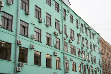 Şehirdeki yeşil bina cephesi