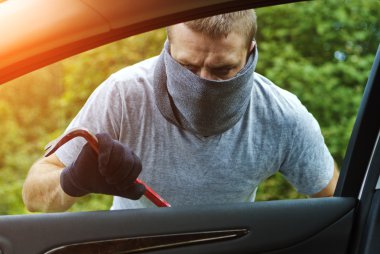 Hırsız araba çalıyor.