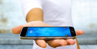 Modern cep telefonu kullanan genç adam