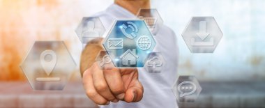 Modern dijital uygulamalar kullanarak iş adamı