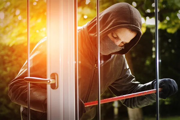 Inbreker breken in een huis — Stockfoto