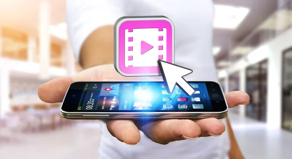Junger Mann benutzt modernes Handy, um Video anzusehen — Stockfoto